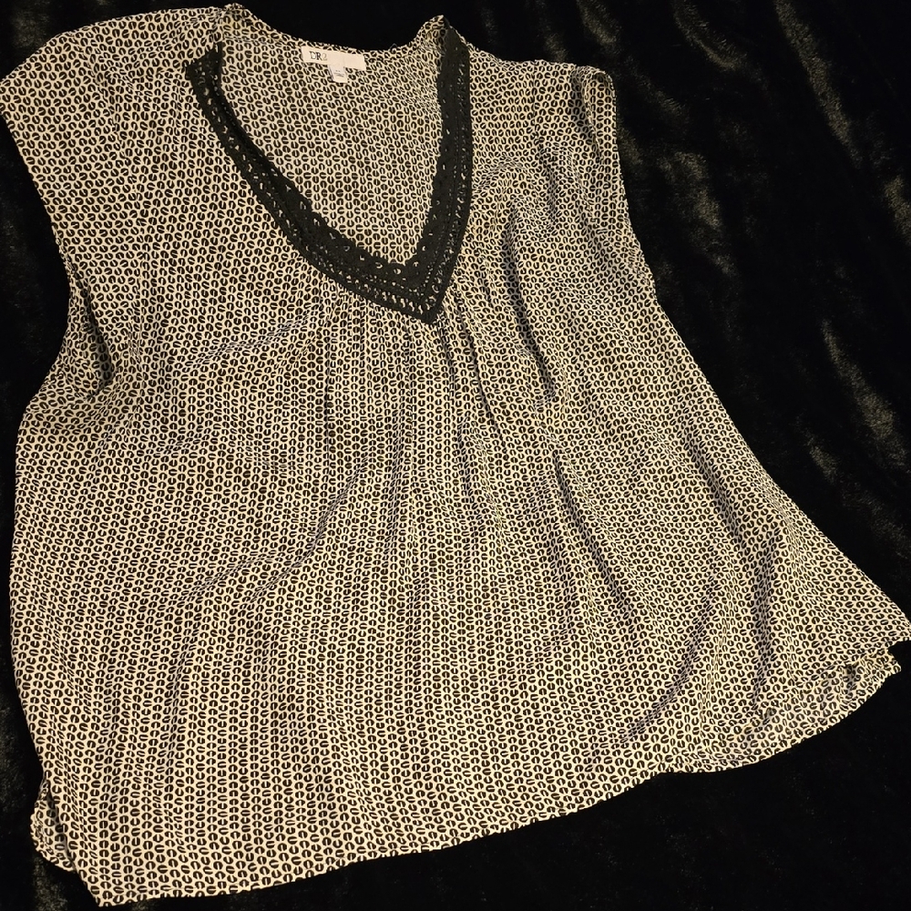 DR2 Black and White V-Neck Blouse
